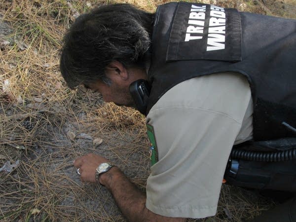 c1604b-20111027-man-tracker1